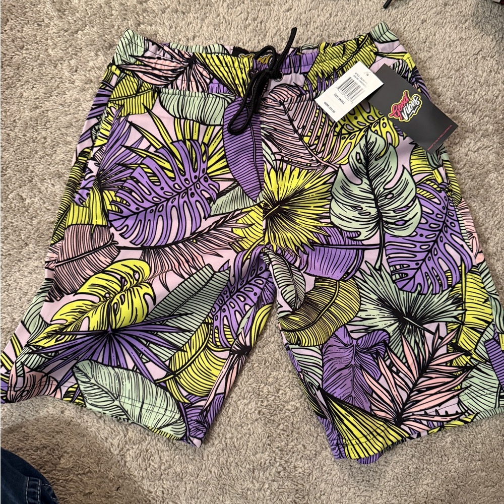 Vibrant Leaf Print Men's Board Shorts